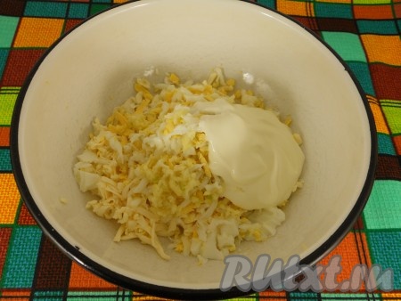 К полученной яично-сырной массе добавить пропущенный через пресс чеснок, соль и майонез.
