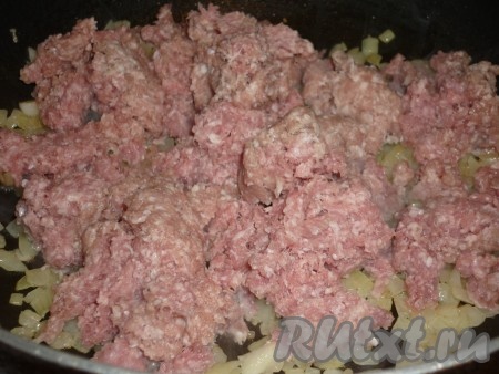Мясной фарш добавить на сковороду к луку, хорошенько перемешать, добавить соль и перец по вкусу. 
