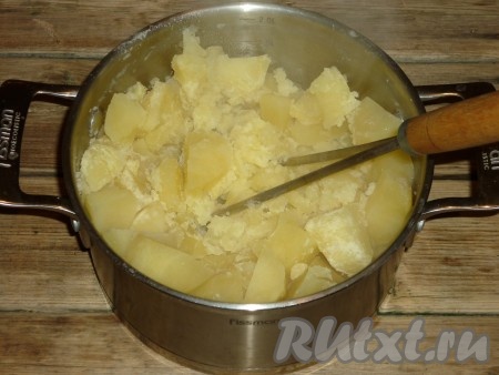 Когда картофель сварится, слить из кастрюли воду. Добавить к картошке сливочное масло и молоко, размять до получения однородной массы. 
