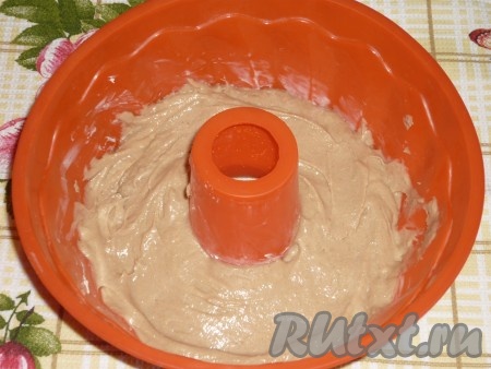 В смазанную маслом форму выложить тесто (силиконовую форму можно не смазывать).
