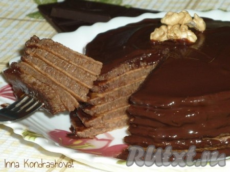 Аппетитные шоколадные панкейки с шоколадной глазурью можно нарезать как тортик и угощать гостей!
