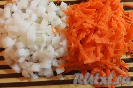 Очистить лук и нарезать небольшими кубиками. Морковь помыть, очистить и натереть на крупной терке. 