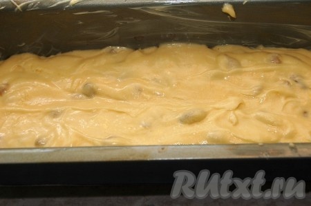 Выложить тесто в форму и отправить в заранее нагретую до 190 градусов духовку на 45-60 минут.