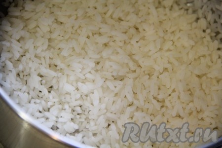 Рис, сваренный до полуготовности, откинуть на дуршлаг.
