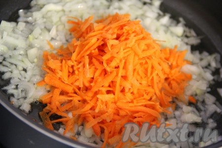 Затем добавить в сковороду морковь и хорошо перемешать с луком. Обжарить лук с морковью, не забывая помешивать, в течение 5 минут.