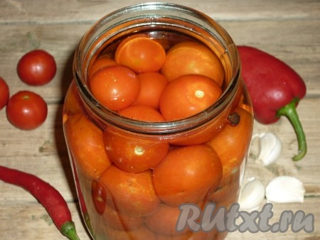 Вскипятить воду и залить помидоры на 30 минут. 
