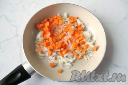 Репчатый лук и морковь почистить, помыть и мелко нарезать. На сковороду налить подсолнечное масло, выложить лук с морковью и обжарить на среднем огне в течение 10 минут, иногда помешивая.