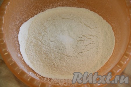 Муку просеять в глубокую миску, добавить соль.