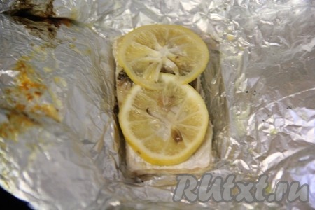 Готовую рыбу аккуратно развернуть, убрать дольки лимона и переложить на тарелку.
