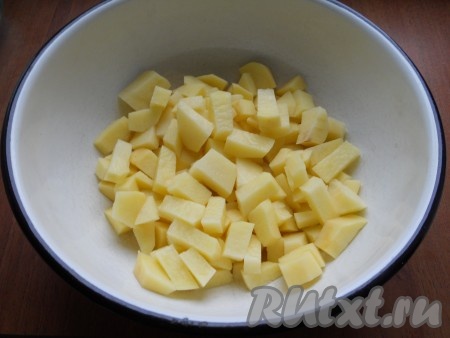Картофель очистить и нарезать небольшими кубиками.
