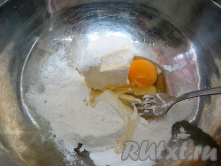 В глубокой миске соединить сахар, соль, измельчённые овсяные хлопья, яйцо и сливочное масло комнатной температуры, растереть вилкой овсяно-масляную массу до однородности.