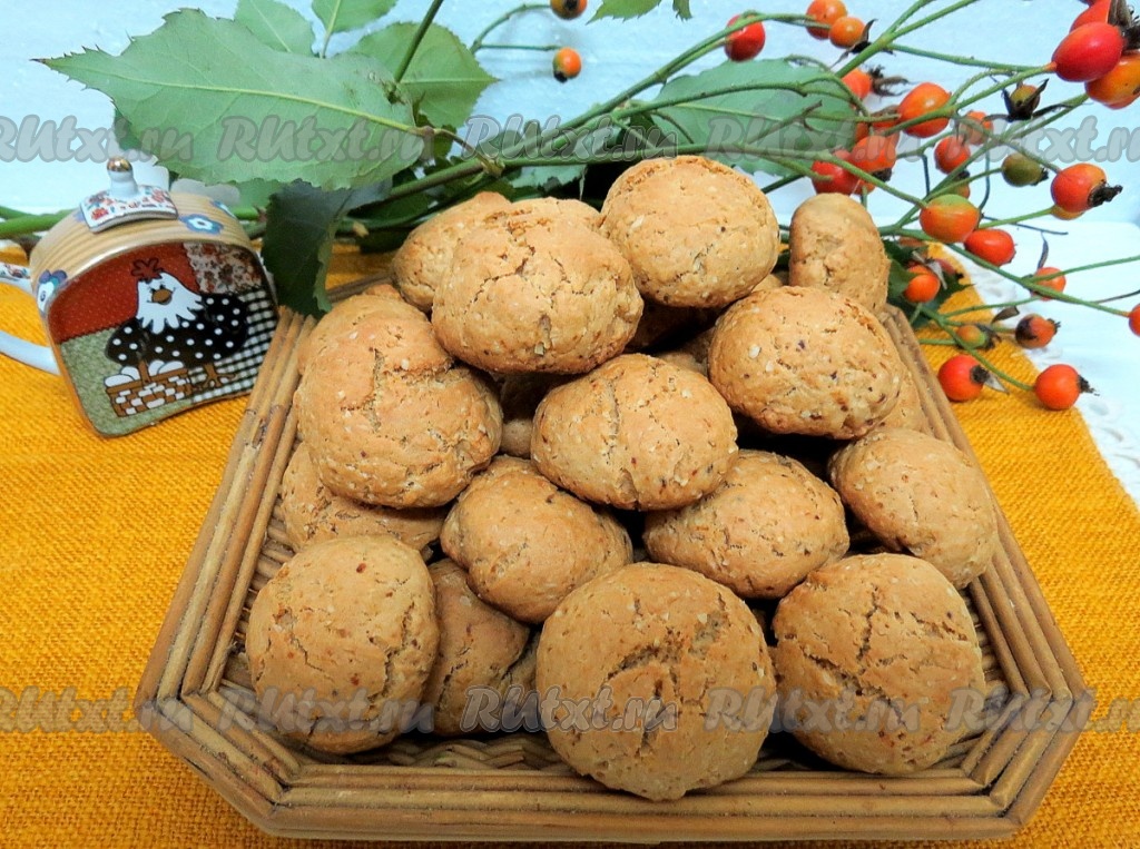 Душистое овсяное печенье с сухофруктами, медом и пряностями на кефире