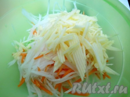 Яблоко очищаем от кожуры и семечек, натираем на корейской тёрке, добавляем в салат к морковке и дайкону.
