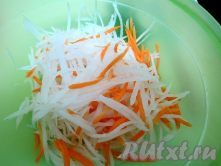 Морковь моем, чистим, натираем на корейской тёрке и соединяем с дайконом.
