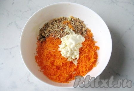 Заправить салат из моркови, орехов и чеснока майонезом.
