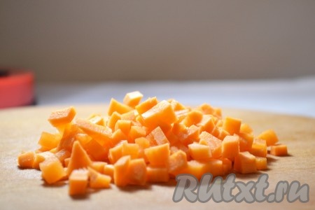 Очищенную морковь нарезать кубиками.
