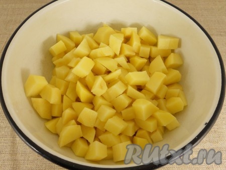 Картофель очистить и нарезать небольшими кубиками.
