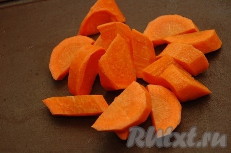 Нарежем крупно морковь.