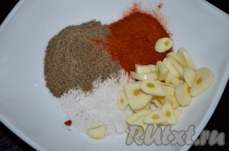 Для обмазывания сала нужно смешать нарезанный чеснок, сладкую паприку, соль и перец. 
