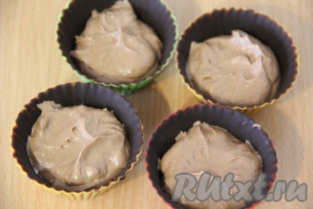 Достать формочки с застывшим шоколадом из морозилки. Выложить творожную массу с какао и аккуратно разровнять.