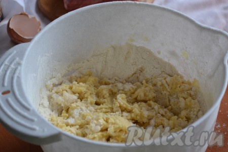 В миске смешиваем просеянную муку и соль, вливаем стакан кипятка и быстро перемешиваем вилкой. Растопленное сливочное масло слегка взбиваем с яйцом и сразу добавляем в мучную массу.
