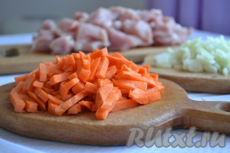 Овощи чистим. Морковь нарезаем соломкой, а лук - кубиками.
