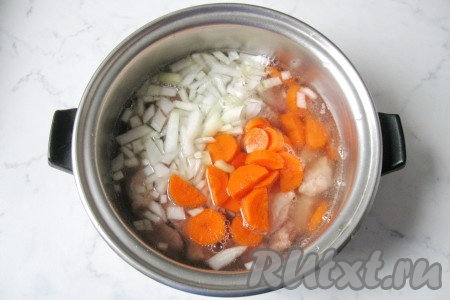 Лук и морковь очистить. Лук нарезать на небольшие кубики, а морковь - на достаточно тонкие кружки (или полукружки). Добавить нарезанные овощи в кастрюлю к мясу, налить воду так, чтобы она покрывала содержимое кастрюли. Накрыть кастрюлю крышкой, поставить на огонь, после закипания воды, уменьшив огонь, тушить мясо минут 35.