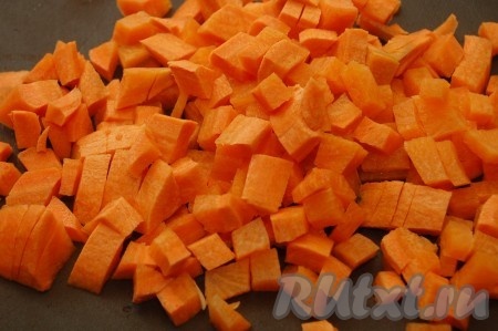 Нарезать морковь мелкими кубиками, как на фото.