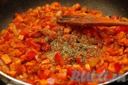 Добавить томатную пасту, травки, специи и тушить, помешивая, 10 минут.
