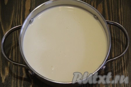 Молоко вылить в кастрюлю, прикрыть крышкой и оставить закисать (на сутки или чуть больше). Кастрюлю можно прикрыть крышкой.