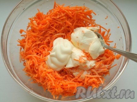 Для приготовления начинки натереть на тёрке морковь, соединить её с плавленым сыром и майонезом, перемешать. По желанию можно добавить в смесь измельченный чеснок.
