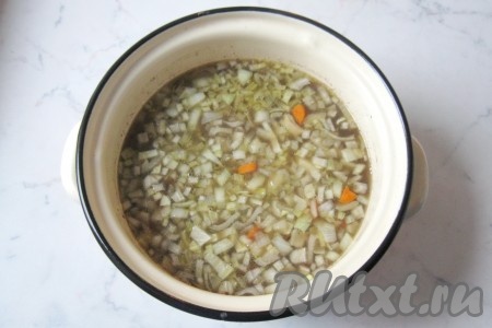 Когда картошка будет почти готова, добавить обжаренные лук с морковью в кастрюлю и продолжать варить суп.
