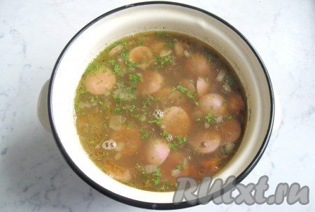 В готовый суп добавить нарезанную петрушку или укроп.
