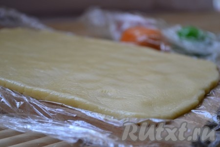 По истечении времени белое тесто раскатываем в пласт на пищевой плёнке.
