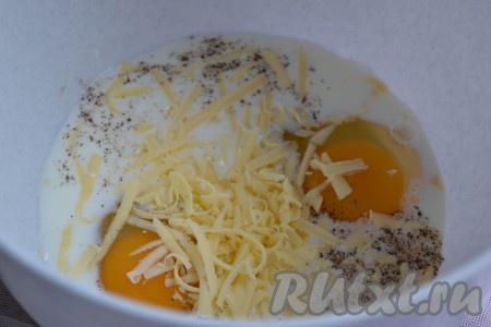 Делаем яично-сырную заливку: яйца солим и взбиваем миксером, добавляем натертый сыр.

