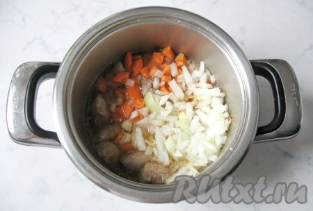 Морковь и репчатый лук почистить, помыть и мелко нарезать. Жареное мясо выложить в кастрюлю с толстым дном, добавить морковь и лук, налить воду, чтобы она покрыла свинину с овощами. Тушить под крышкой почти до готовности мяса.

