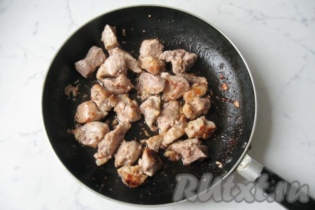 Выложить мясо на горячую сковороду с подсолнечным маслом и обжарить в течение 10 минут на сильном огне до образования румяной корочки.

