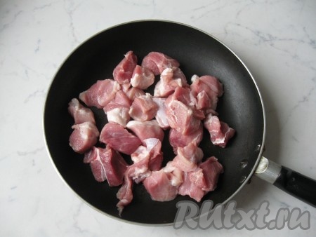 Мясо помыть и нарезать кусочками размером 3х3 сантиметра.
