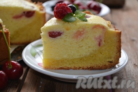 Песочный пирог с творогом и вишней
