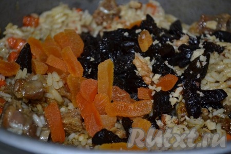 За пять минут до готовности риса добавить сухофрукты в сковороду.
