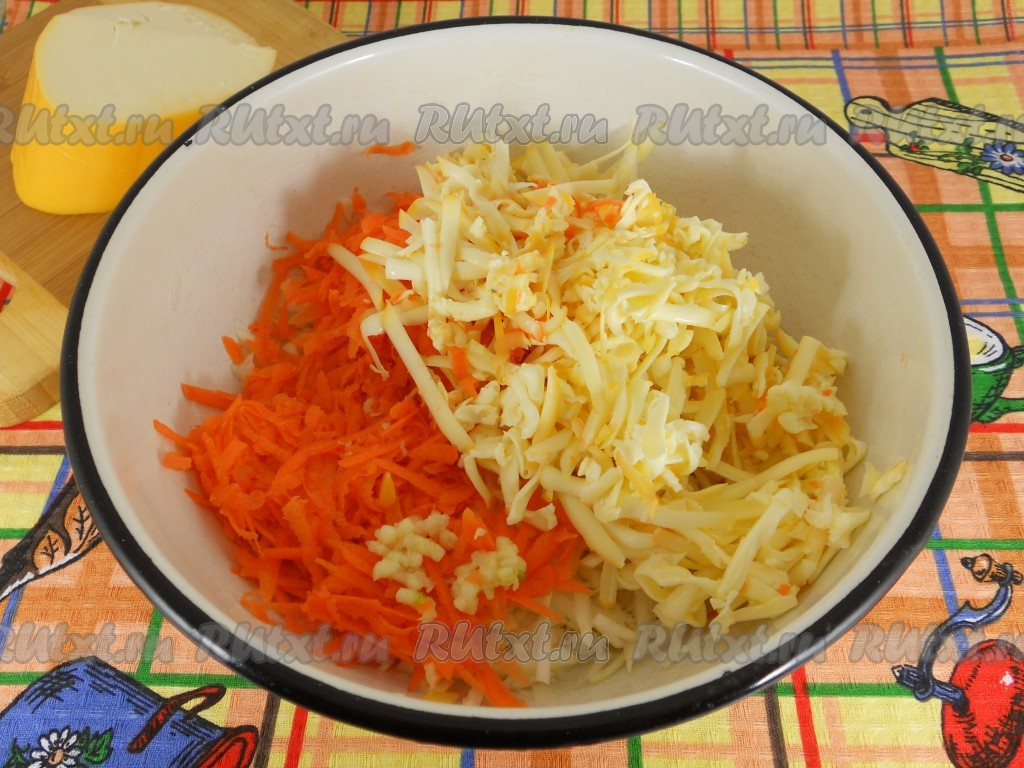 Салат с колбасным сыром – 8 простых и вкусных рецептов