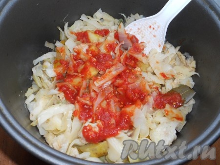 После сигнала открыть крышку мультиварки и добавить смесь томатной пасты с томатом.
