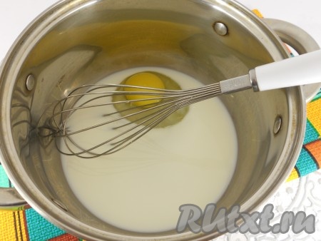 В небольшую кастрюльку влить молоко, добавить яйцо, венчиком хорошо расколотить.