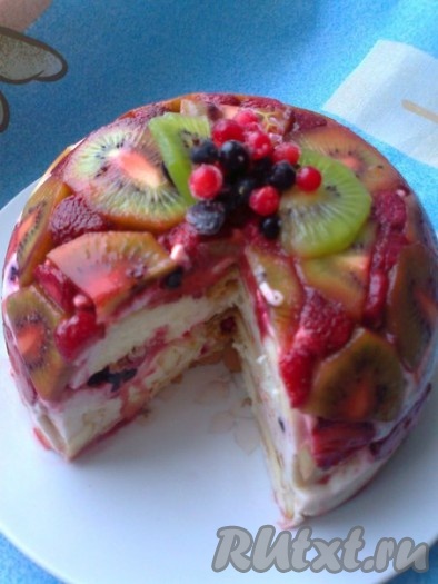 Вкусный и нарядный торт из фруктов и бисквита готов.
