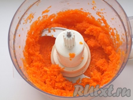Тыкву и морковь измельчить на мелкой тёрке, используя комбайн.
