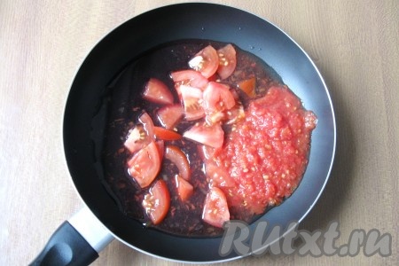 Один крупный помидор помыть и нарезать кубиками. Добавить на сковороду к измельченным помидорам и вину.
