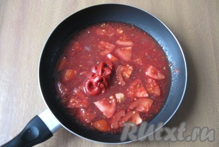 Добавить в соус столовую ложку томатной пасты. Налить 120 мл воды и перемешать.  Варить соус на небольшом огне 10 минут. В конце добавить соль и сахар по вкусу.
