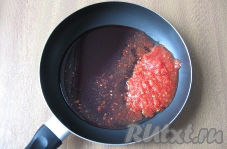 Приготовить соус. Два помидора (можно без кожуры) измельчить с помощью мясорубки или блендера, выложить на сковороду. Добавить красное вино. 
