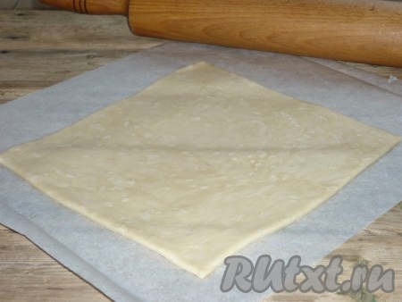 После этого достать тесто и раскатать скалкой в пласт толщиной 3-5 миллиметров. 