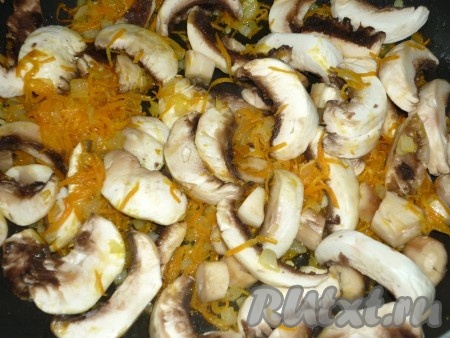 Очищенные и нарезанные пластинами шампиньоны добавить на сковороду к овощам, ставшим золотистого цвета. Перемешать и продолжать готовить, периодически помешивая, до испарения жидкости, выделившейся при жарке грибов.
